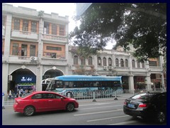 Zhongshan Road is a narrow, winding, road with small stores, markets, shoe stands, buildings in typical Chinese style and trolley buses.
It is very crowded and a bit chaotic, but it is worth to visit since it gives a taste of "the real China". We visited it when looking after the famous Temple of Six Banyan Trees, that we didn't manage to find.